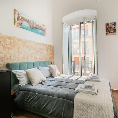 Near Vecchia & Train Station Typical With Balcony * Bari