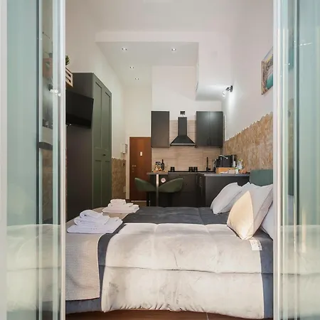 Near Vecchia & Train Station Typical With Balcony Apartament Bari