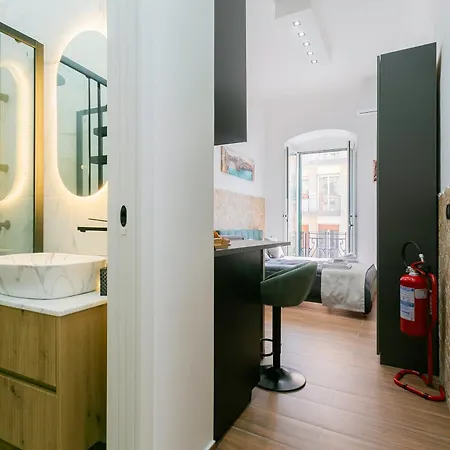 Apartament Near Vecchia & Train Station Typical With Balcony Bari
